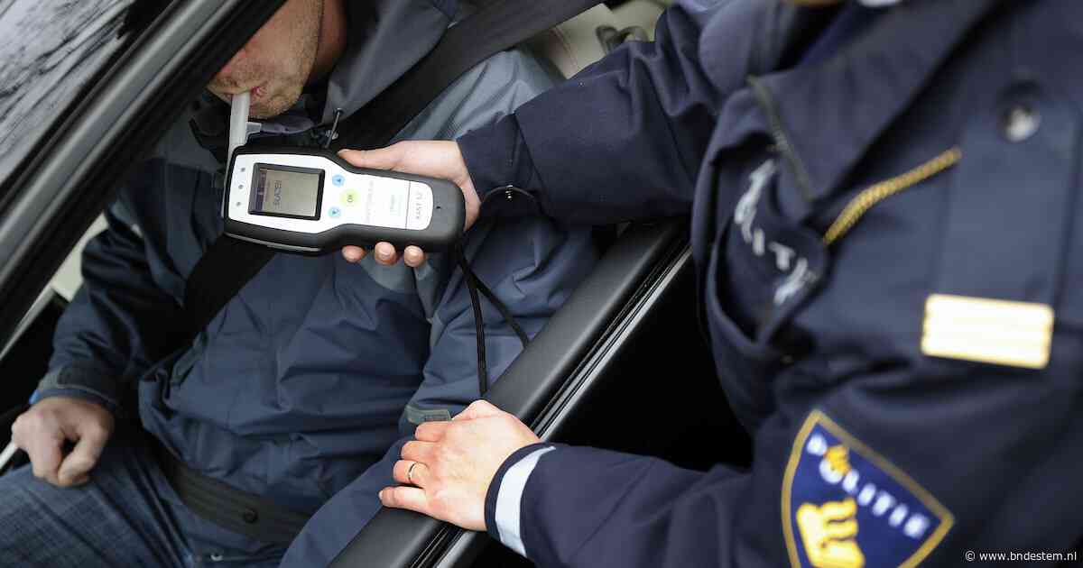 Automobilist (53) slingert na afscheidsborrel over de weg en raakt rijbewijs kwijt na blaastest