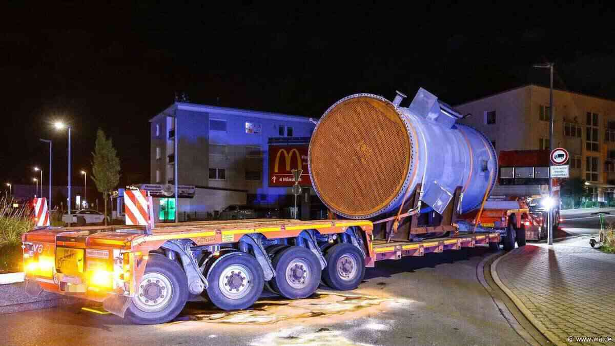 Kurz vor dem Ziel: Schwertransporter bleibt stecken – und blockiert Kreisverkehr