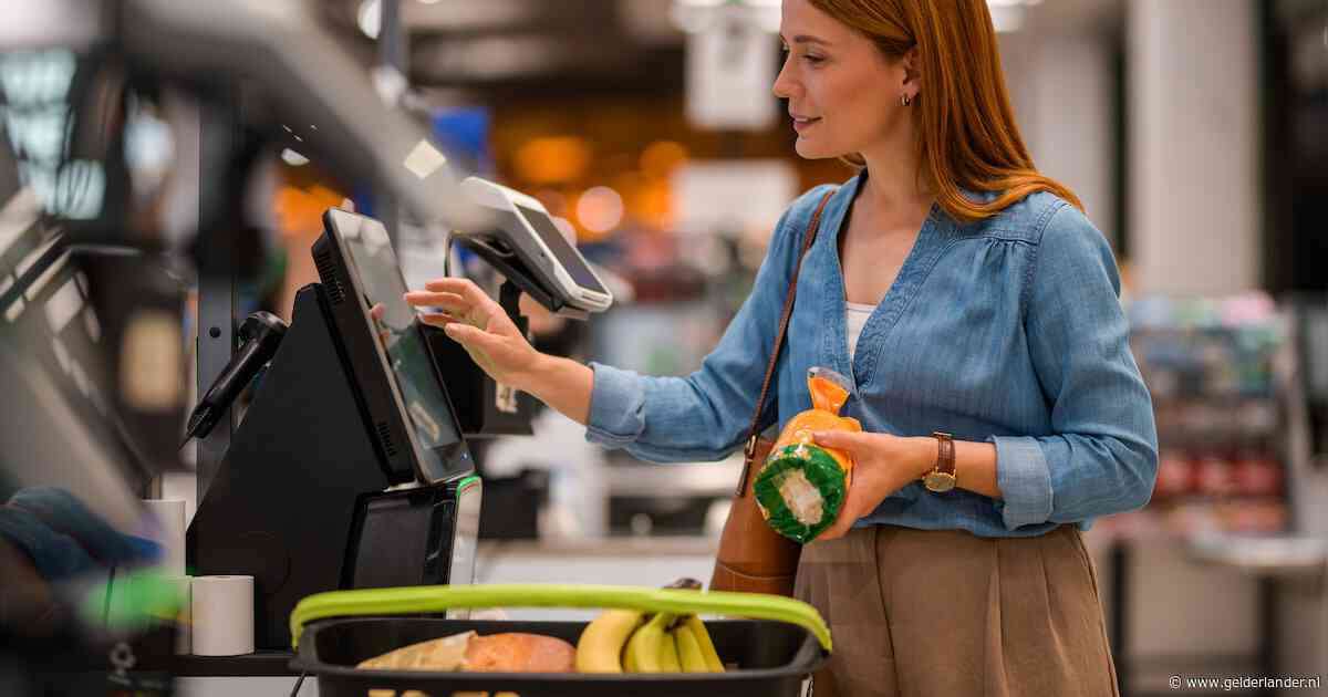 Nederlanders slaan nu vaker aanbiedingen in en laten luxeproducten liggen om boodschappen te kunnen betalen