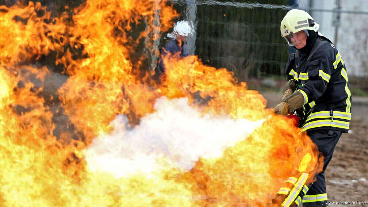 Rosenheimer flammt Unkraut ab – plötzlich steht die Hecke in Flammen