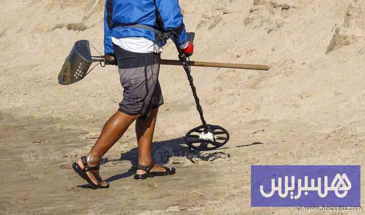 طالب جامعي يصطاد "كنوز" الشواطئ