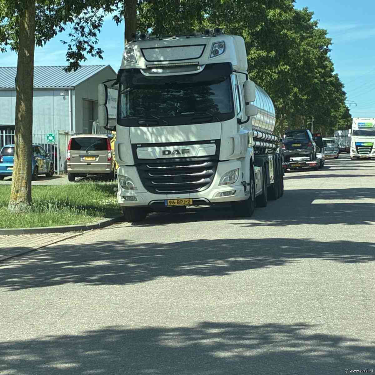 Zwolse bedrijven zijn parkeeroverlast zat: 'Auto's worden met heftruck verplaatst'