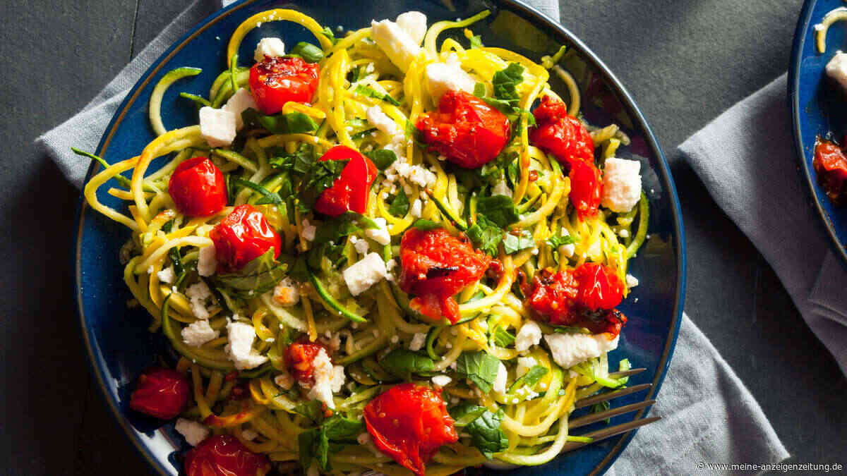 Low-Carb Zucchini-Spaghetti mit Kirschtomaten und Feta  – leicht und sättigend