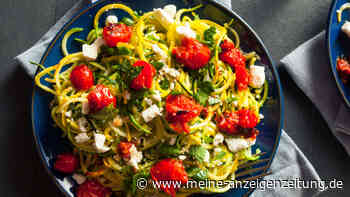 Low-Carb Zucchini-Spaghetti mit Kirschtomaten und Feta  – leicht und sättigend