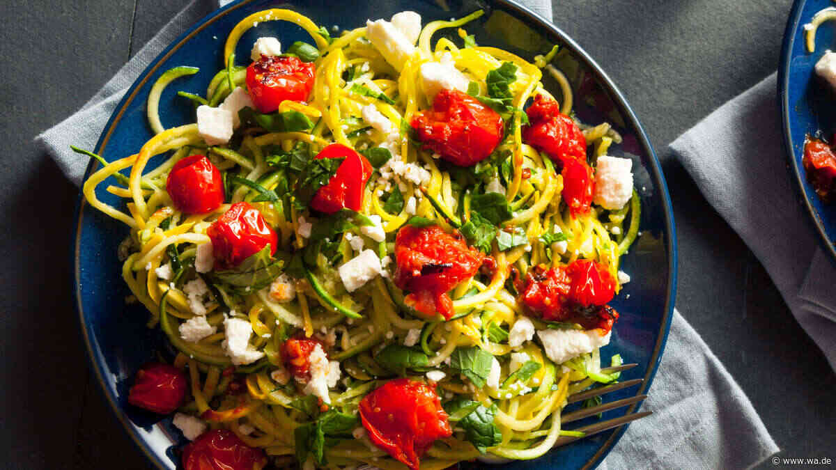 Low-Carb Zucchini-Spaghetti mit Kirschtomaten und Feta  – leicht und sättigend