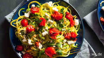 Low-Carb Zucchini-Spaghetti mit Kirschtomaten und Feta  – leicht und sättigend