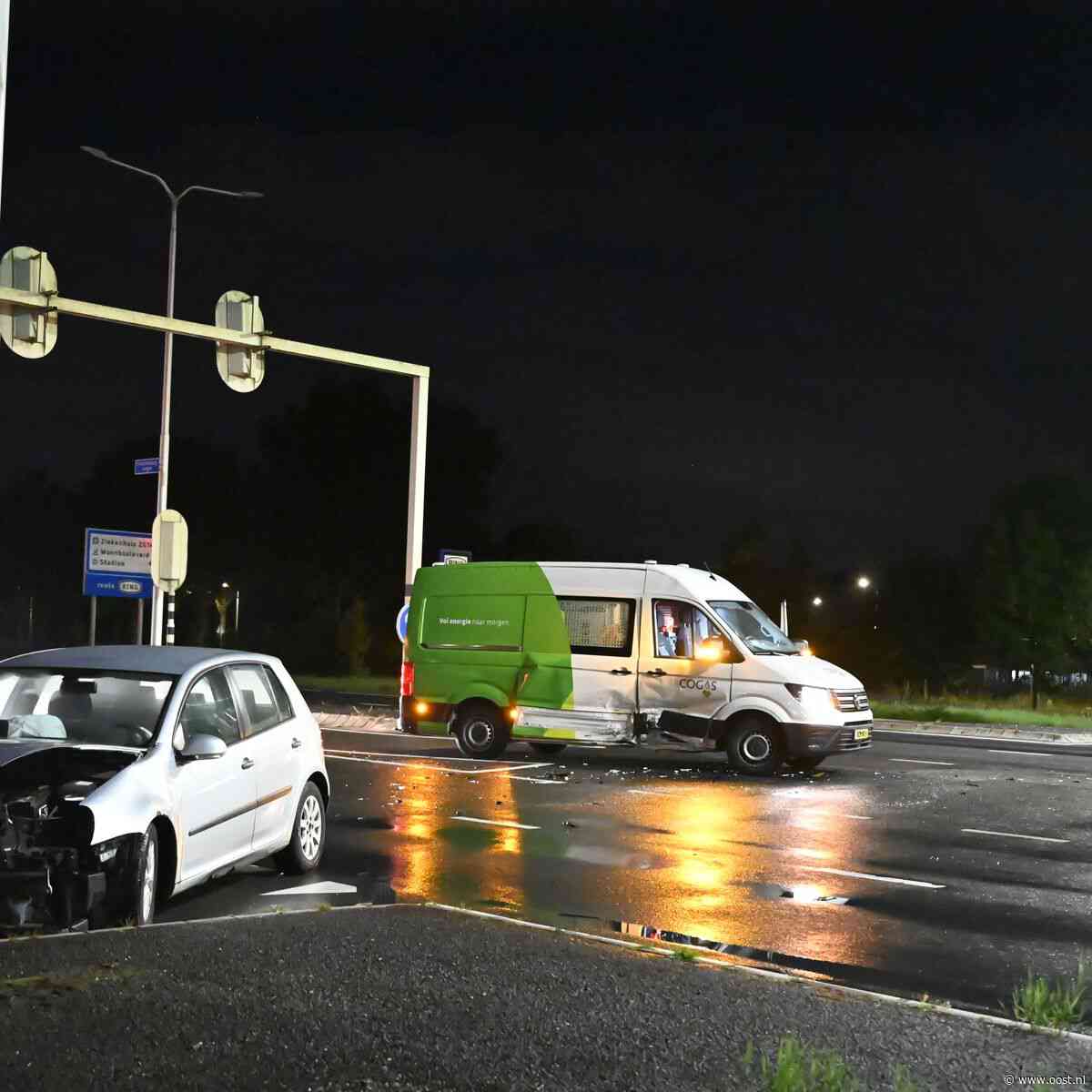 Flinke klap bij aanrijding op Schuilenburgsingel in Almelo, maar geen gewonden