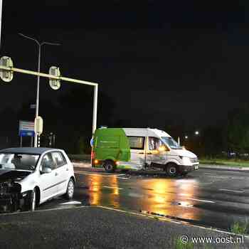 Flinke klap bij aanrijding op Schuilenburgsingel in Almelo, maar geen gewonden