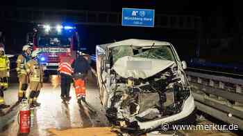 Heftiger Unfall auf der A9: Wohnmobil kracht in Kleinbus – viele Verletzte, Feuerwehr im Einsatz