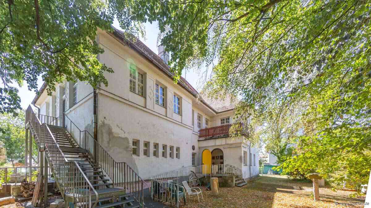 Alte Dorfschule: 1,23 Millionen Euro – und Putz fällt von der Fassade