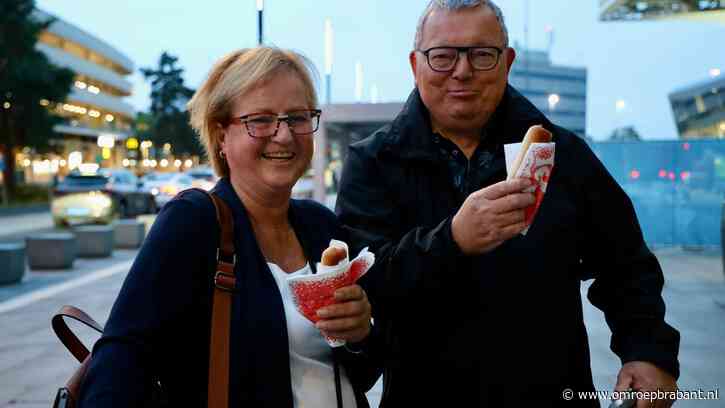 Het is nooit te vroeg voor worstenbroodjes, vinden ook deze vakantiegangers