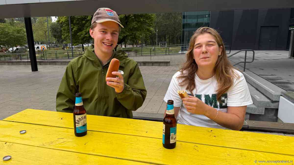 Proost! Deze studenten vieren verjaardag Omroep Brabant mee met een biertje