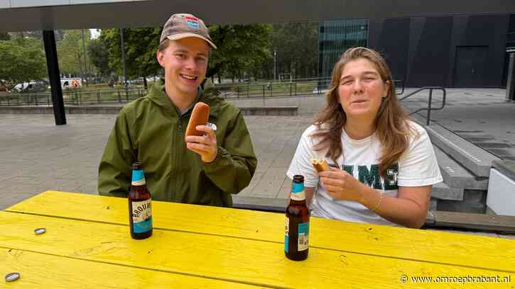 Proost! Deze studenten vieren verjaardag Omroep Brabant mee met een biertje
