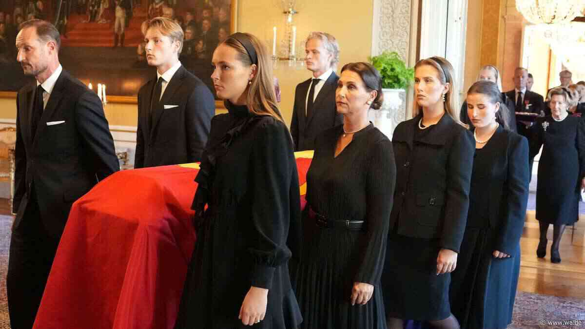Bewegende Szenen im Schloss: Marius Borg Høiby darf König Haralds Sarg tragen