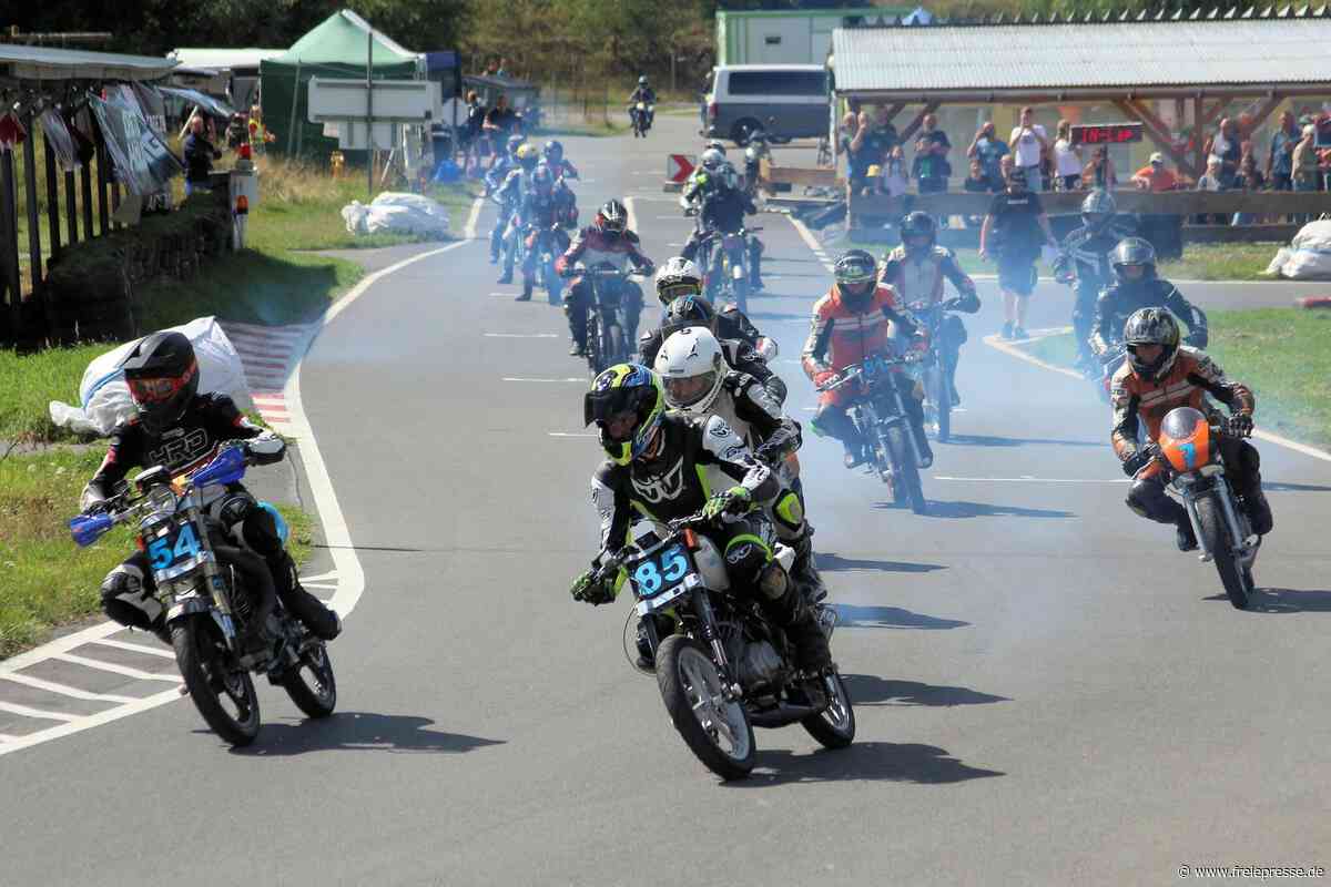 Motorsport mal anders: Spannende Rennen mit aufgemotzten Mopeds auf dem Erzgebirgsring