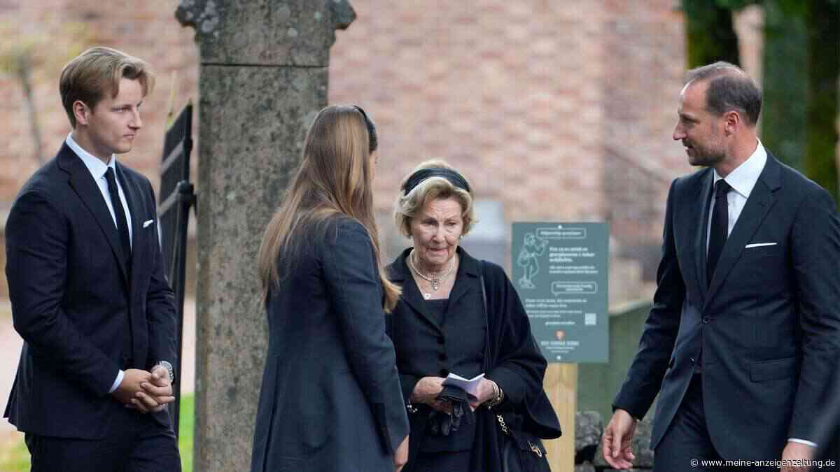 Abschied von König Harald: Sonja schritt mit Tränen in den Augen hinter dem Sarg her
