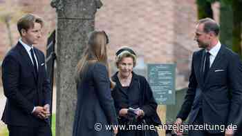 Abschied von König Harald: Sonja schritt mit Tränen in den Augen hinter dem Sarg her