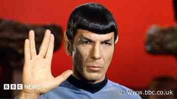 Fans aim for Vulcan salute record on Star Trek Day