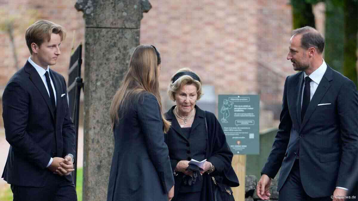 Abschied von König Harald: Sonja schritt mit Tränen in den Augen hinter dem Sarg her