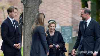 Abschied von König Harald: Sonja schritt mit Tränen in den Augen hinter dem Sarg her