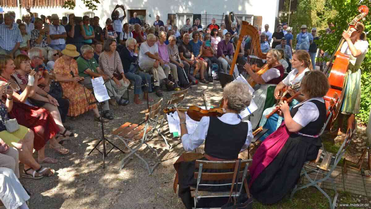 Kapellentag am Ammersee: Besucher stehen bis in den Eingang