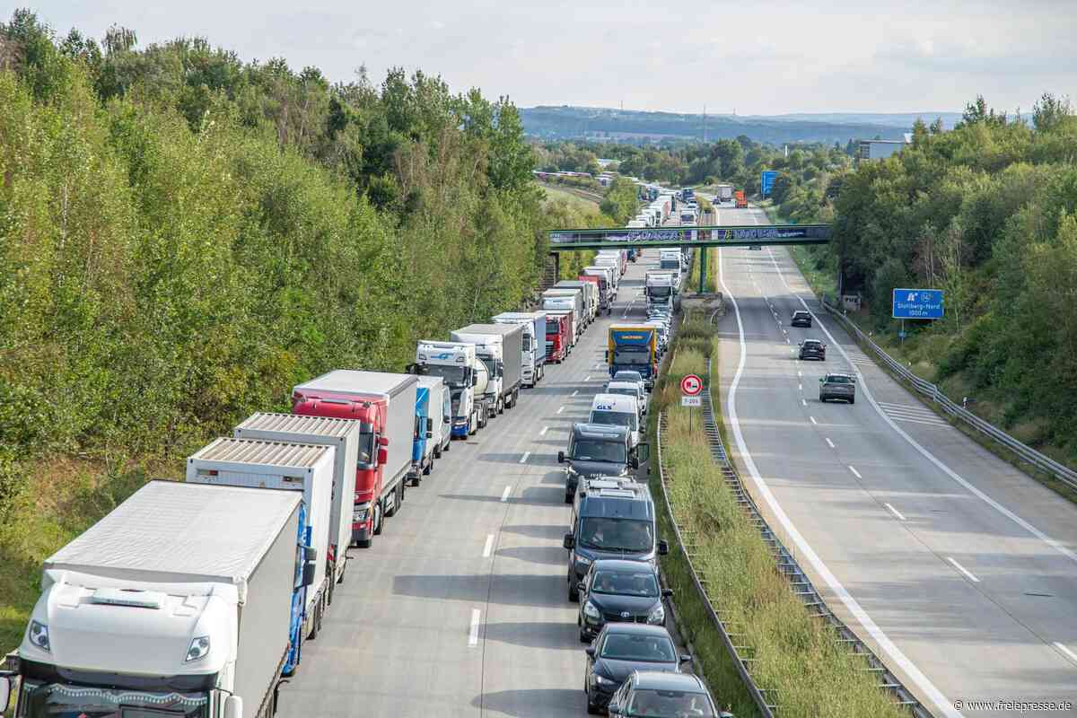Kilometerlanger Stau nach Motorradunfall auf A 72: Rettungshubschrauber im Einsatz
