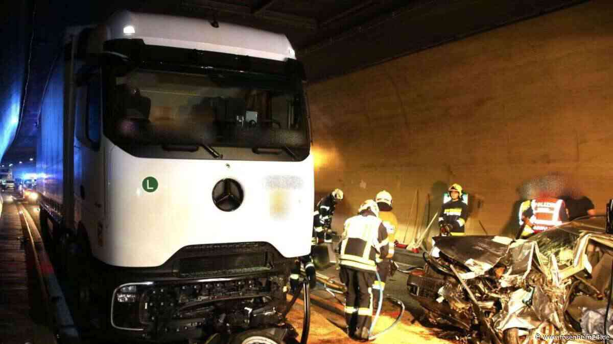 Auto prallt auf Inntalautobahn gegen Lkw: Fahrer schwerst verletzt – weitere Personen in Klinik