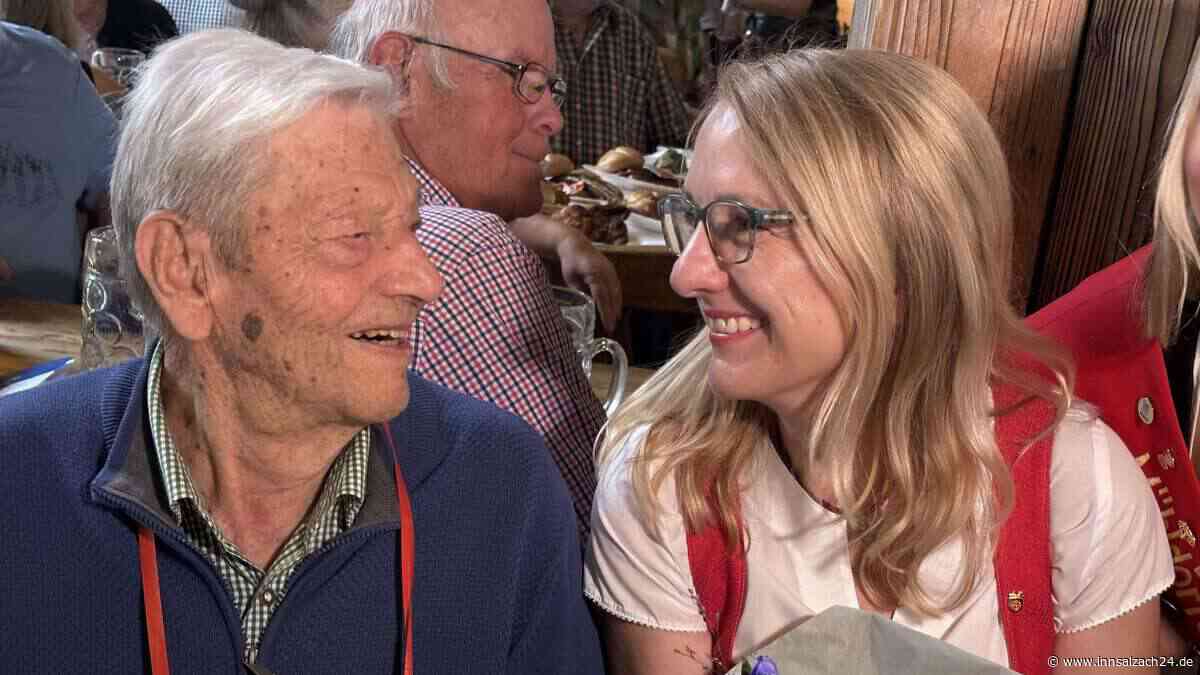 Mit 98 und 104 Jahren aufs Volksfest in Mühldorf am Inn: Feierlust kennt kein Alter