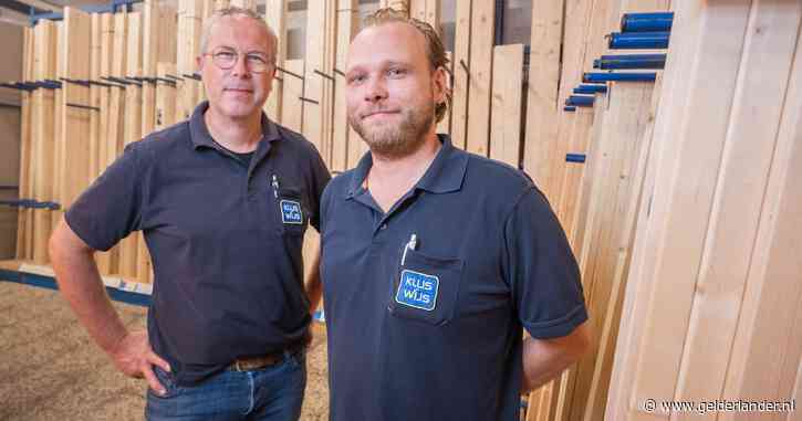Medewerkers Mathijs (51) en Kaj (32) nemen samen de kluszaak van hun baas over: ‘Ik heb hem zien groeien in de winkel’