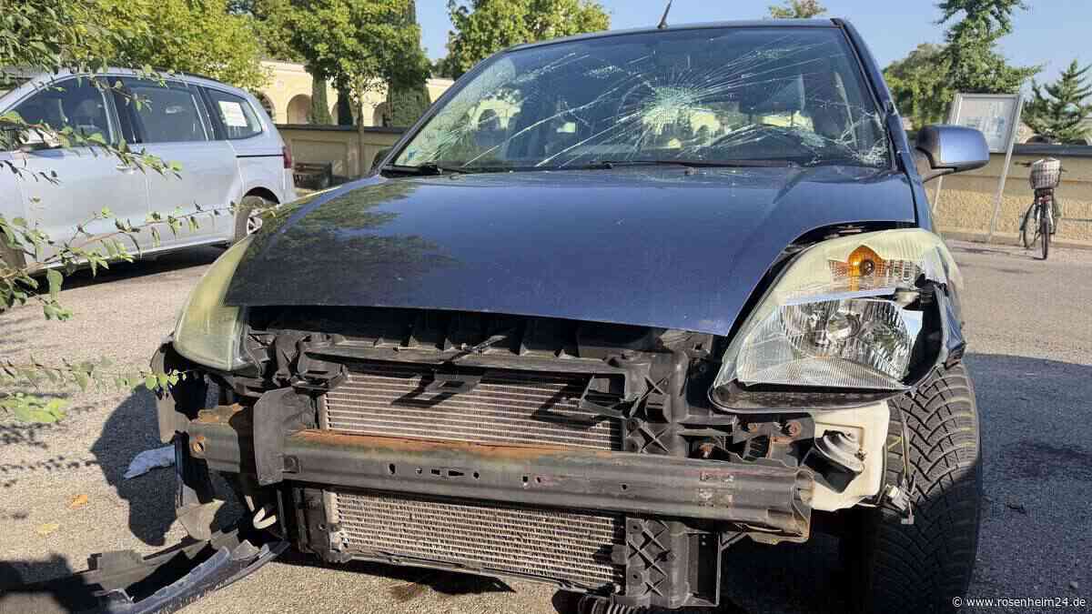 Schrottauto am Friedhof in Bad Aibling: Dem Halter drohen bis zu 100.000 Euro Bußgeld