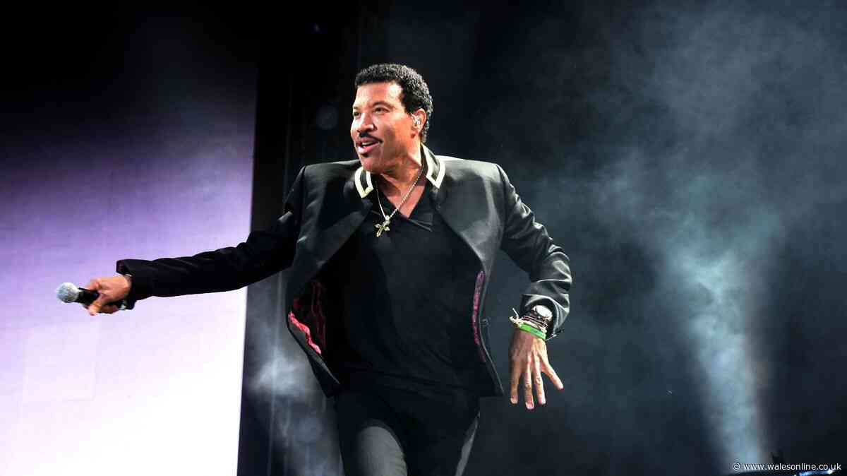 Lionel Richie hospitalised after feeling 'dizzy' on stage