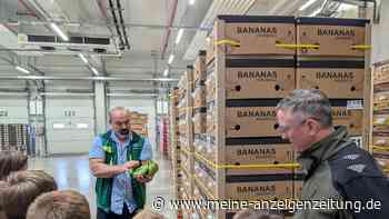 Kinder erkunden Rewe-Bananenlager – und probieren grüne Früchte