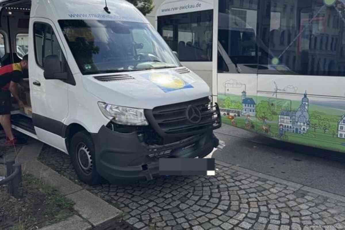 Am zweiten Tag der Umleitung: Busunfall auf Zwickauer Bahnhofstraße