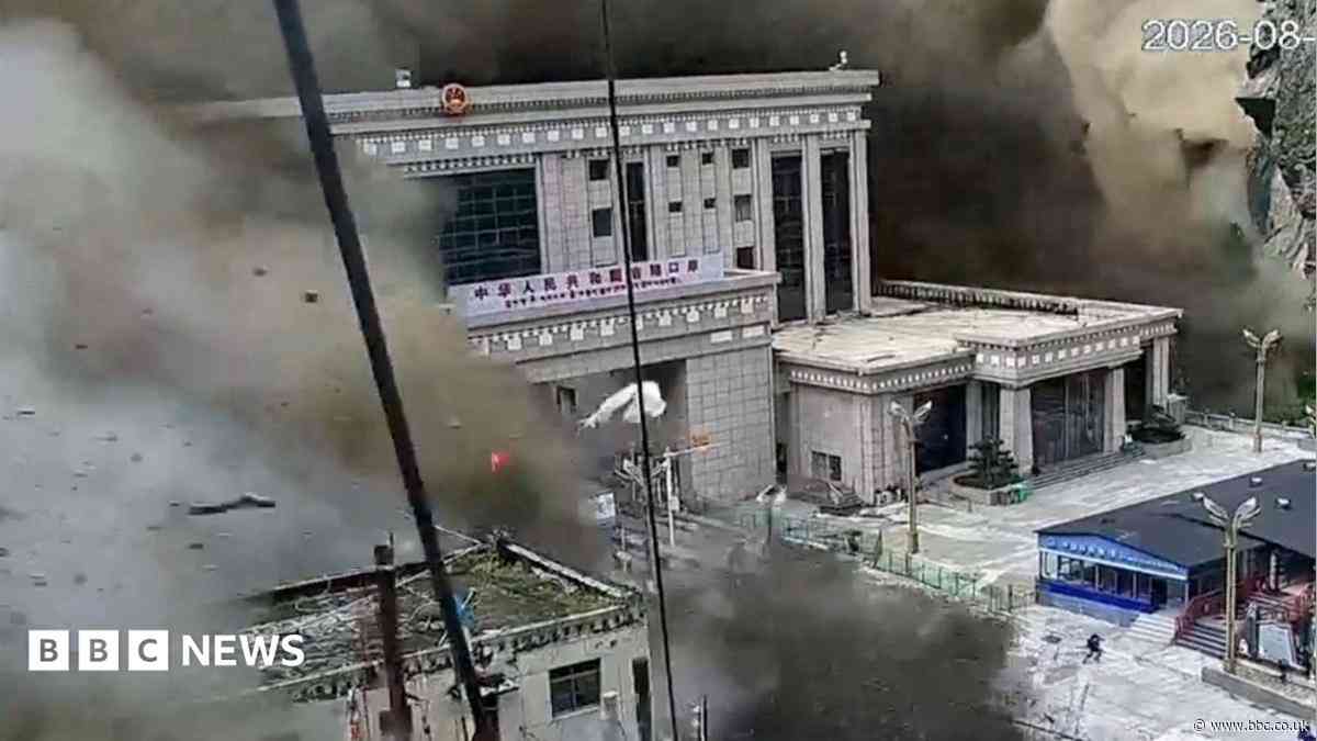 The final minutes before floodwater crashed through Nepal-China border