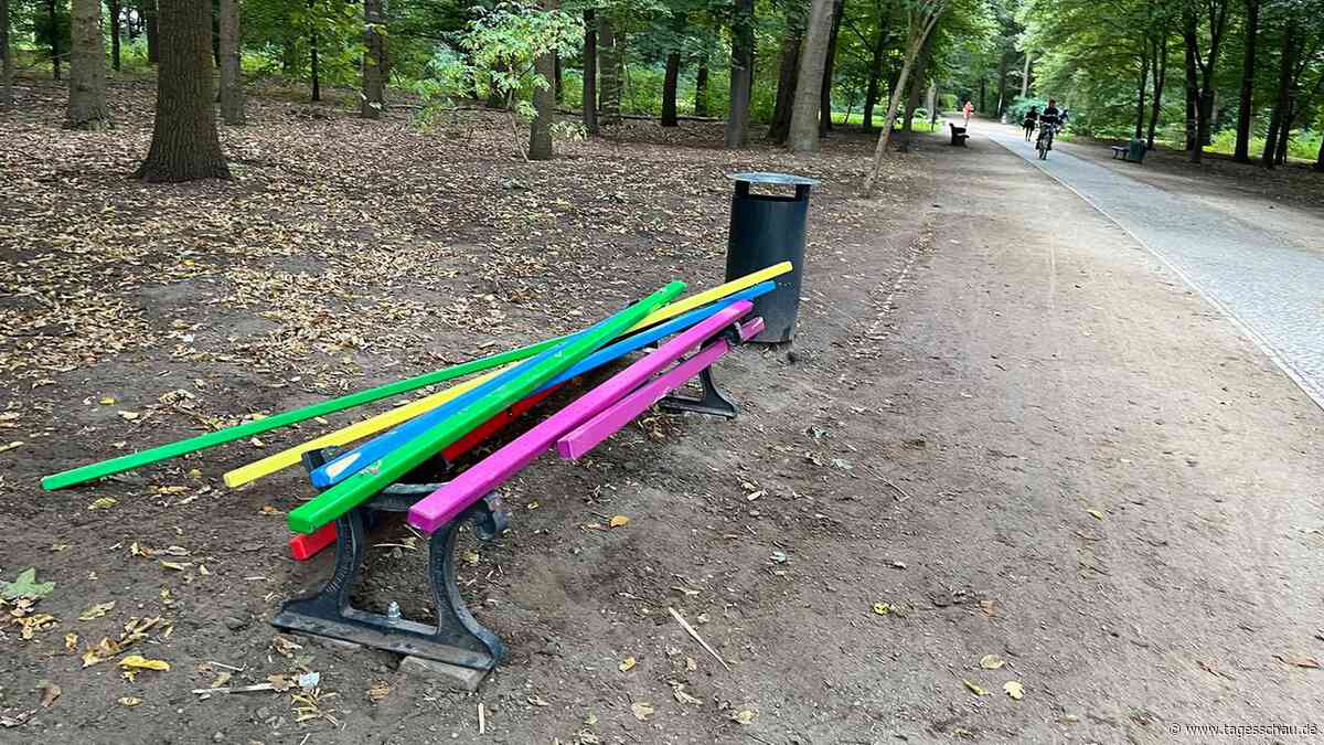Gedenkort für Opfer von CSD-Anschlag: Regenbogen-Bank im Berliner Tiergarten zerstört