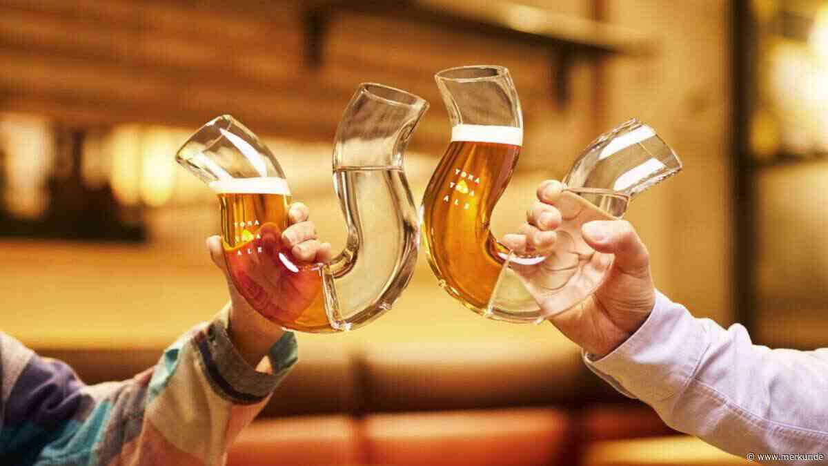 Bier trinken: Dieses clevere Glas kippt um, wenn man zu wenig Wasser trinkt