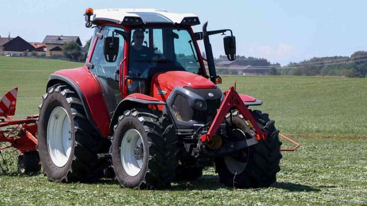 Polizei spricht von „inakzeptabler Selbstjustiz“: Bauer jagt Konzertbesucher mit dem Traktor