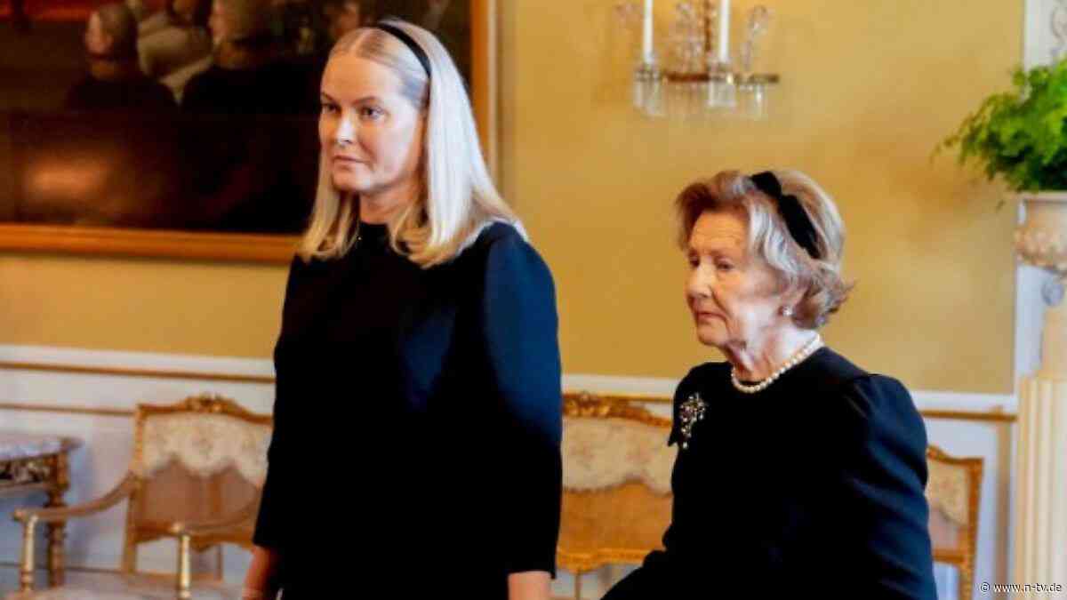 Historischer Augenblick: Die Königinnen Sonja und Mette-Marit trauern Hand in Hand