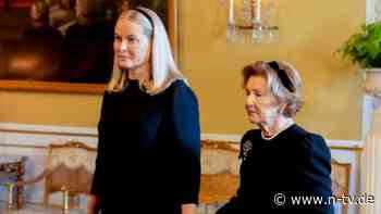 Historischer Augenblick: Die Königinnen Sonja und Mette-Marit trauern Hand in Hand