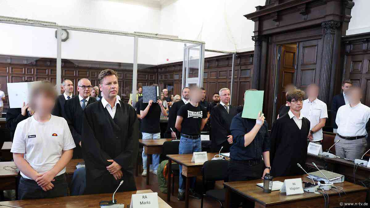 "Letzte Verteidigungswelle": Mutmaßliche Unterstützer rechter Terrorgruppe angeklagt