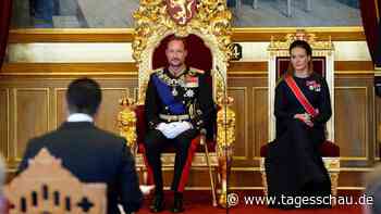 König Haakon VIII. legt Eid im norwegischen Parlament ab