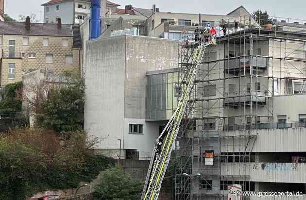 POL-PDPS: Höhenrettung in der Innenstadt - Feuerwehr holt verletzten Dachdecker vom Parkhausdach