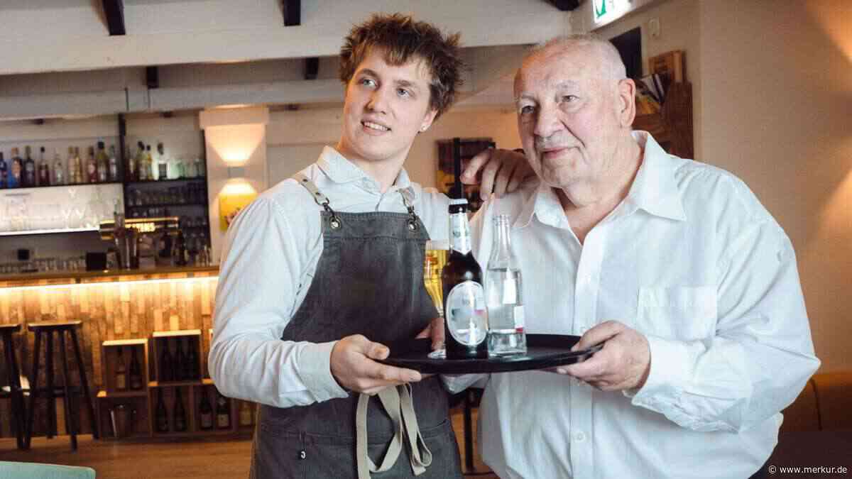 77-Jähriger lässt sich vom ZDF beim Job-Start als Kellner begleiten - dann ändert ein Schlaganfall alles
