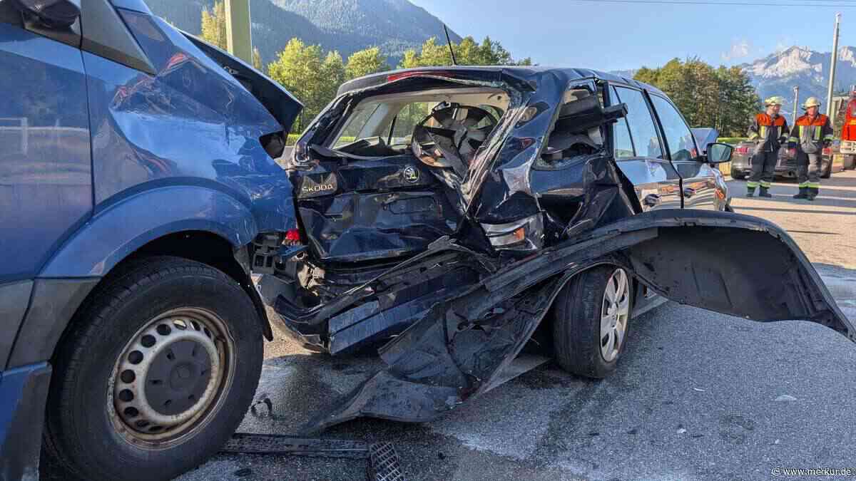 Sprinter-Fahrer rammt offenbar ungebremst Stau-Ende: Fünf Autos demoliert