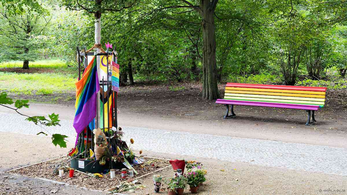 "Täter haben nichts verstanden": Bank zum Gedenken an Opfer des CSD-Terrors zerstört