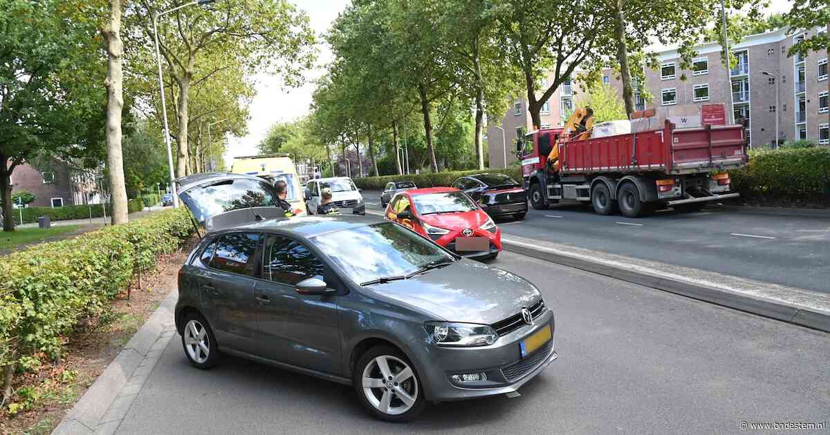 Automobilist botst in Breda tegen vrachtwagen en belandt op verkeerde weghelft