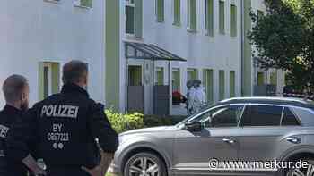 Zwei Tote in Wohnung gefunden – Polizeieinsatz mitten im Wohngebiet läuft
