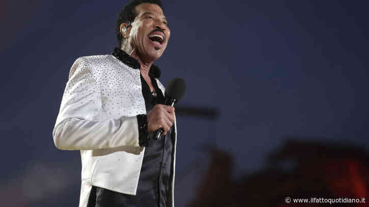 Lionel Richie finisce di nuovo in ospedale: paura per il re del soul dopo il concerto di St. Louis. Il cantante ha chiesto uno sgabello per cantare seduto “All Night Long” poi ha chiesto l’intervento dei medici