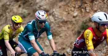 LIVE Vuelta etappe 10 | Kans voor sterke sprinters in etappe met lastige finale, Mads Pedersen gelost uit peloton