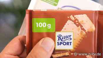 Aufkleber verdeckt Werbespruch: Darum klebt Ritter Sport derzeit Sticker auf seine Schoko-Tafeln